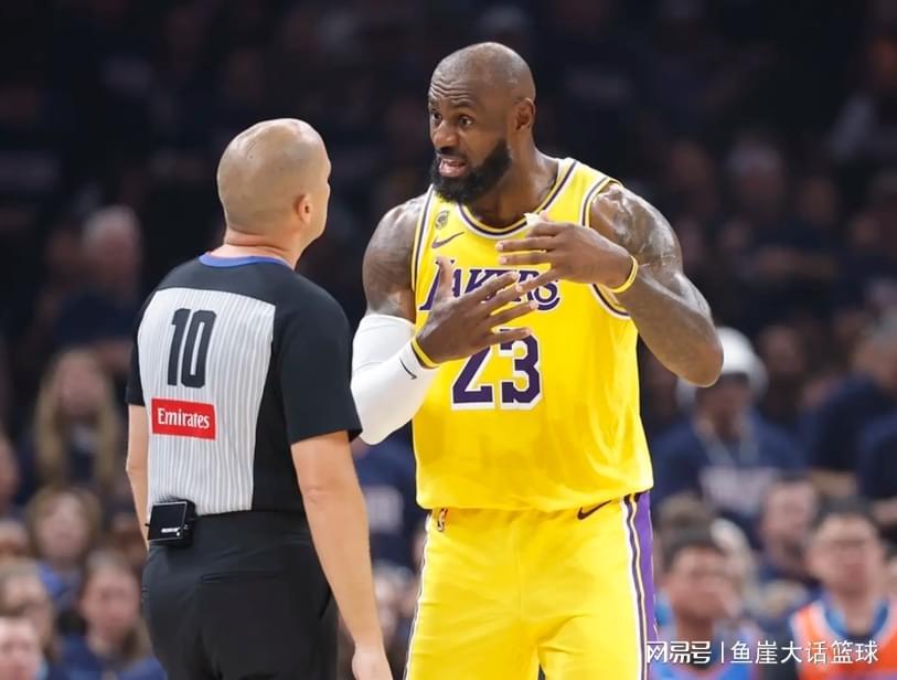 NBA直播-湖人暴露两大短板,老詹看清现实!雷迪克谈裁判摊牌,里夫斯迷茫